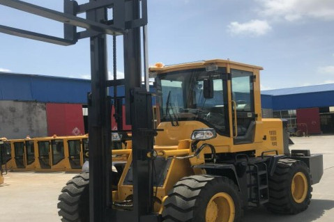 Grúa Horquilla 4X4 4.5T